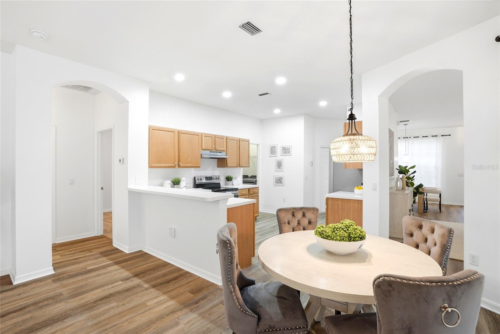 Breakfast Area & Kitchen
