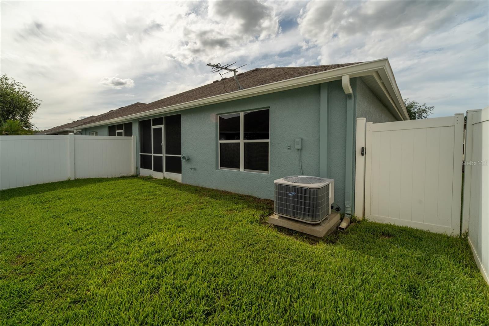 Opposite side of fully fenced rear yard.