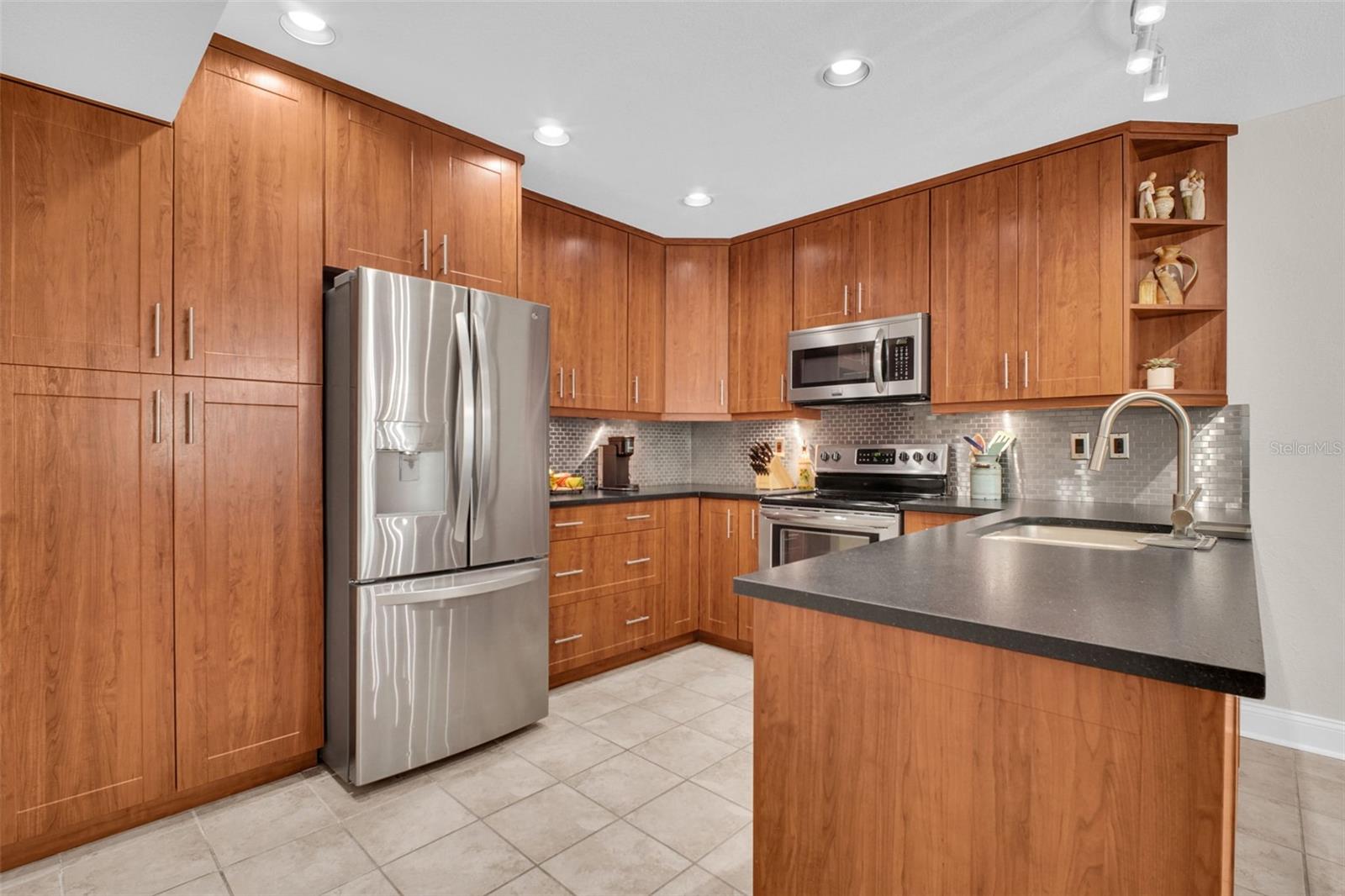 Kitchen - newer refrigerator