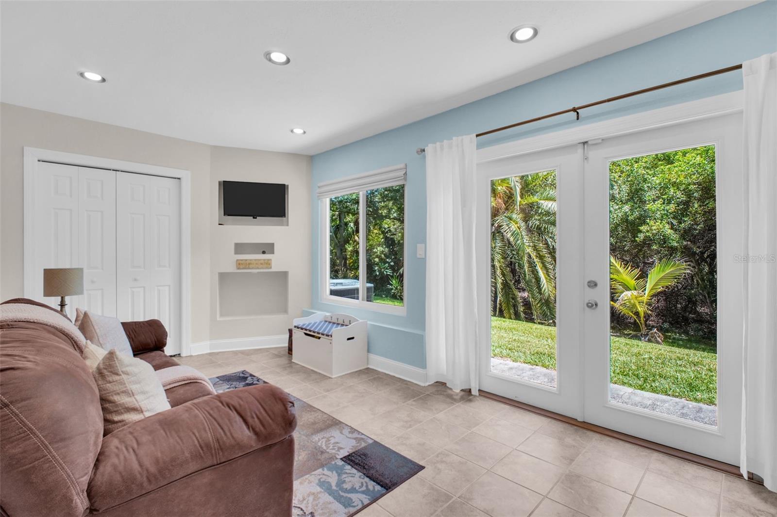 Florida Room - Serene Back Yard