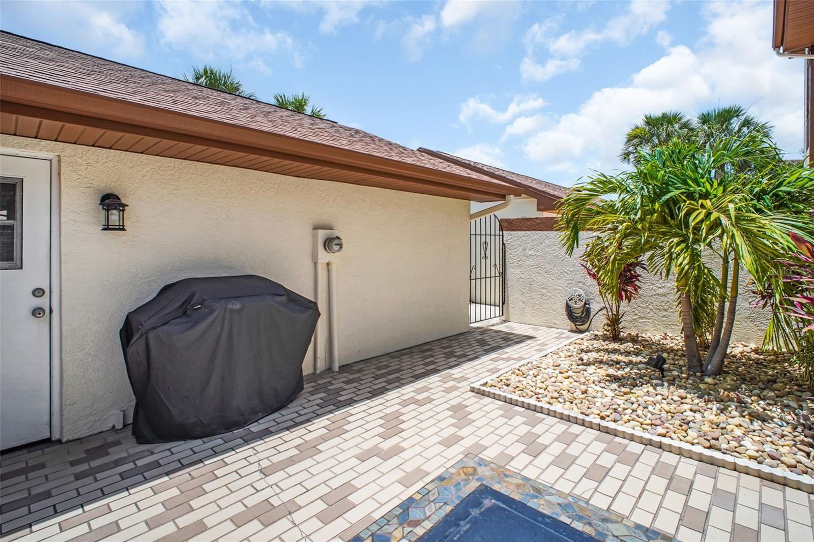 Private Courtyard - Front Patio