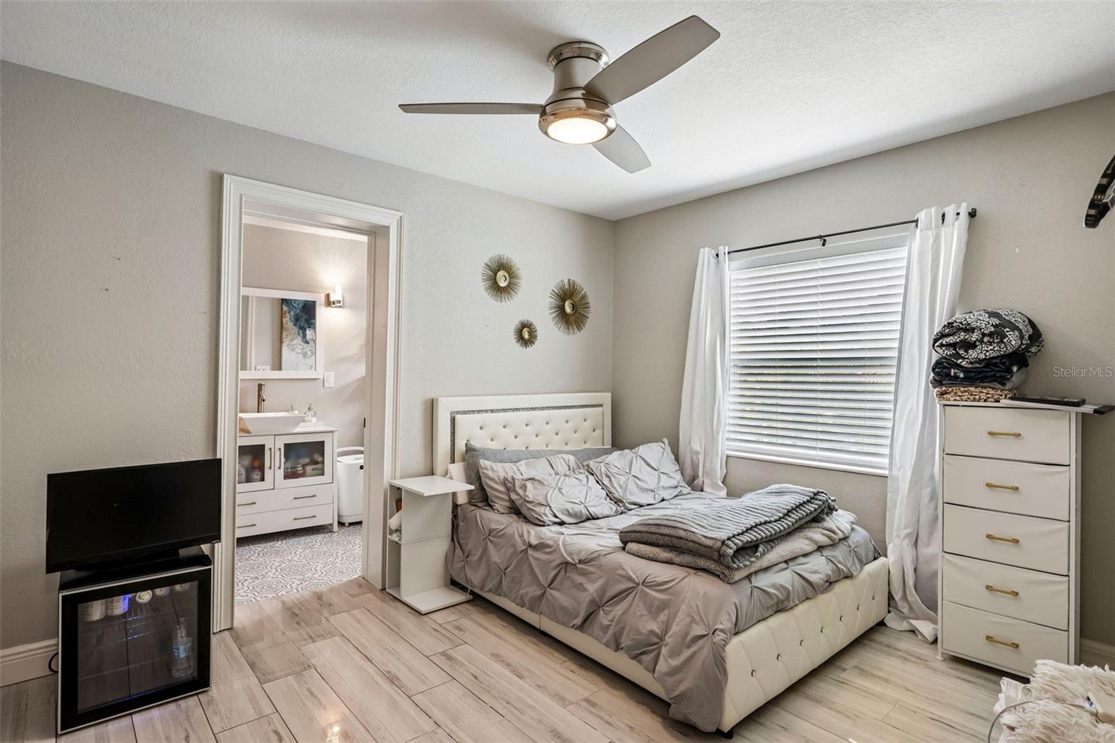 2nd bedroom w/private bath/pool bath