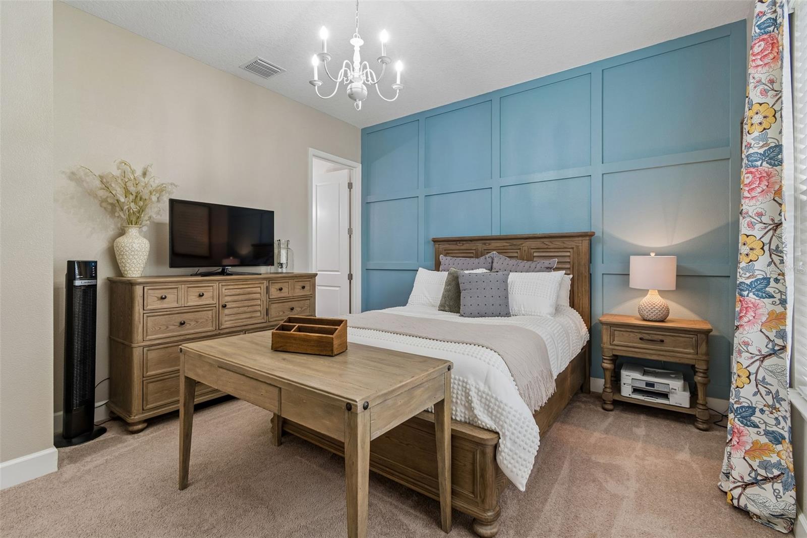 Bedroom 2 with en-suite bathroom (1st floor)