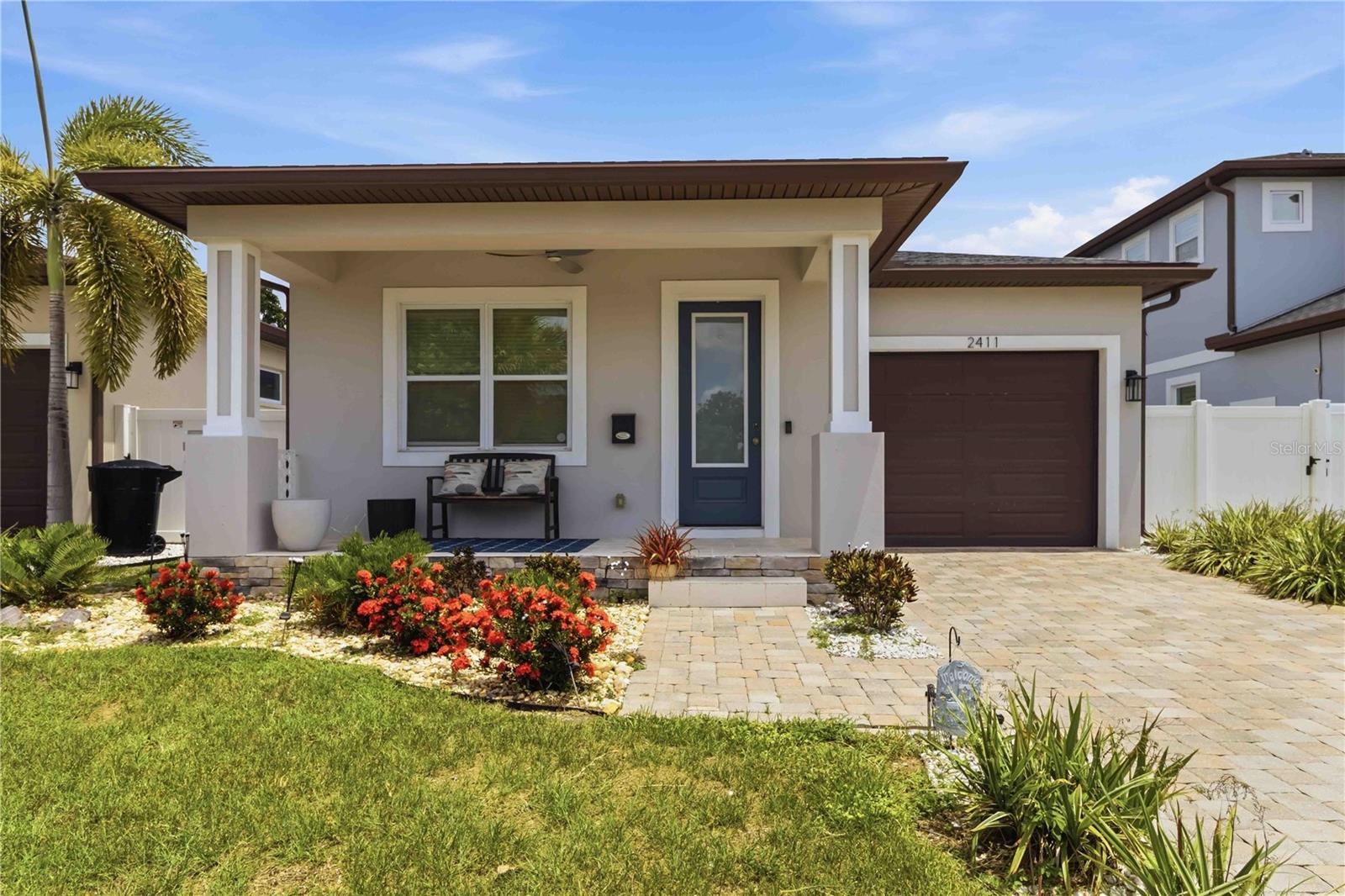 A charming first impression with tropical character