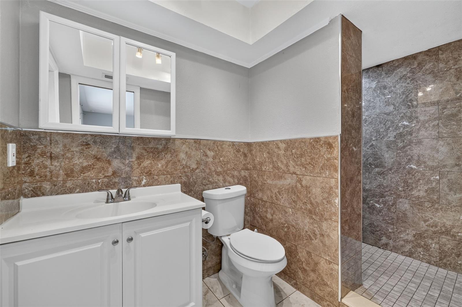 Primary en suite bath