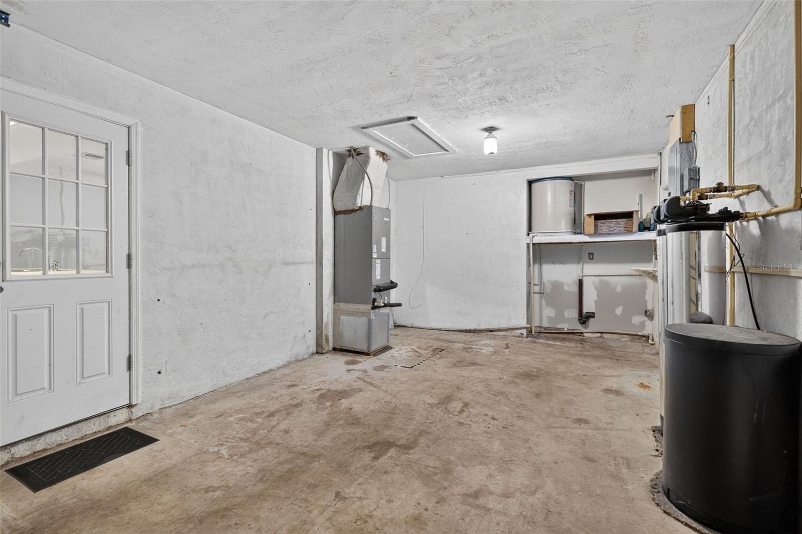 Expansive 1-car garage