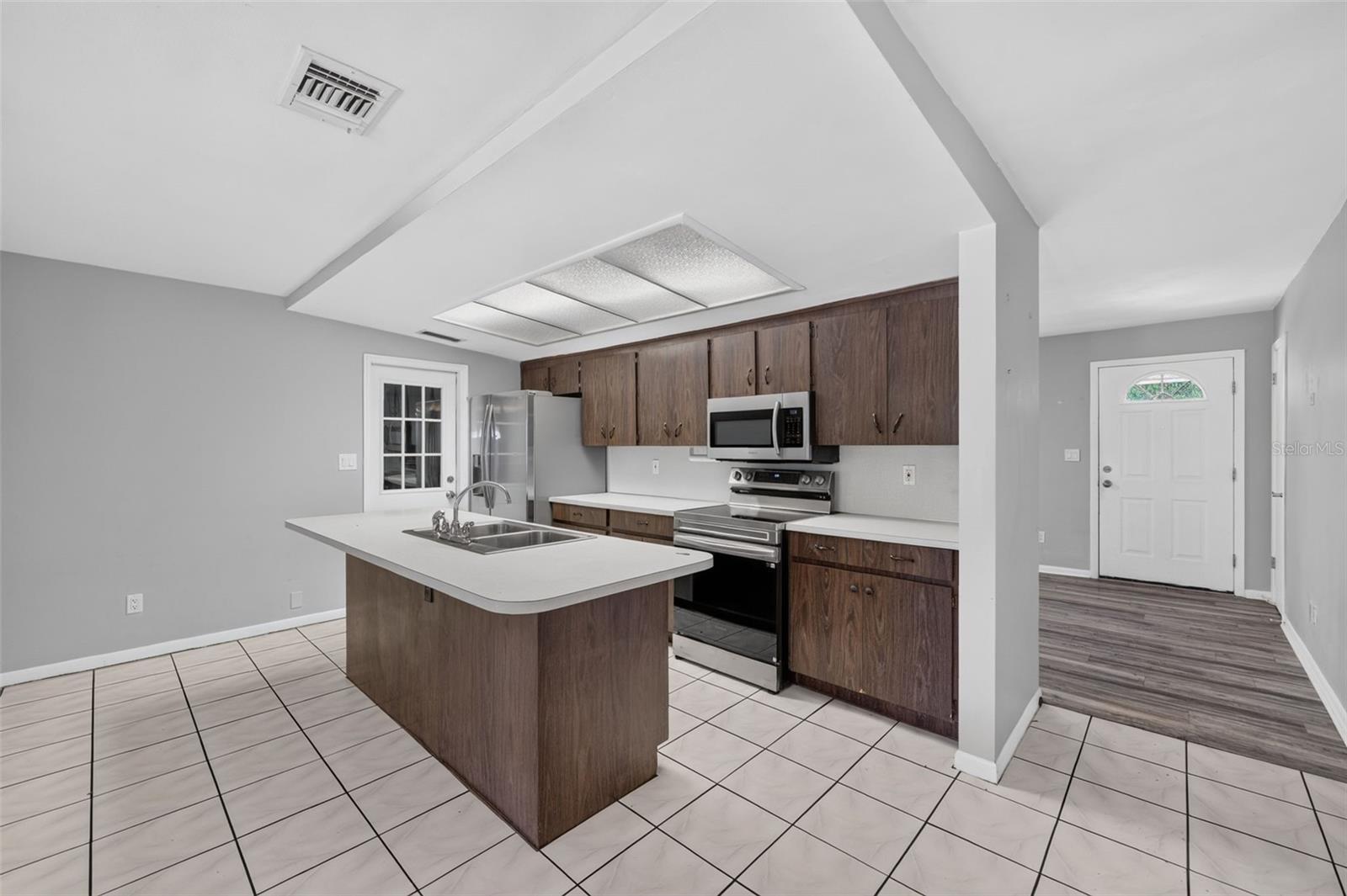 Central Kitchen - close to the front door and the pool !