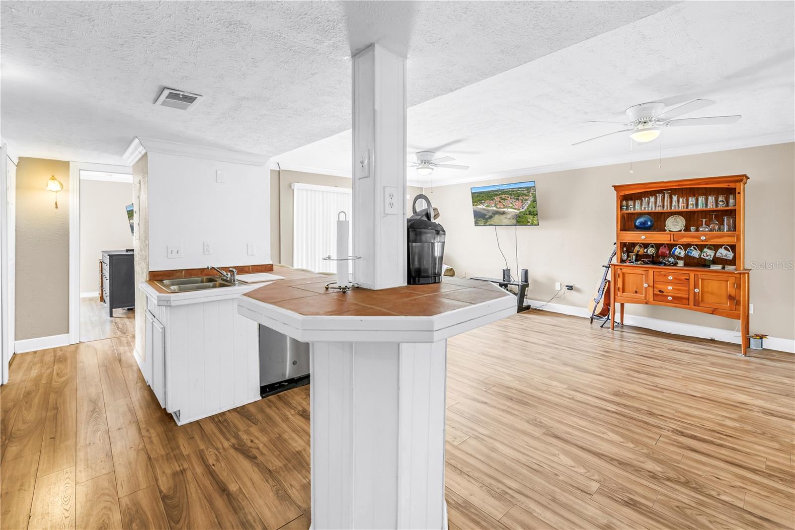 Cafe bar, dine in kitchen/living combo