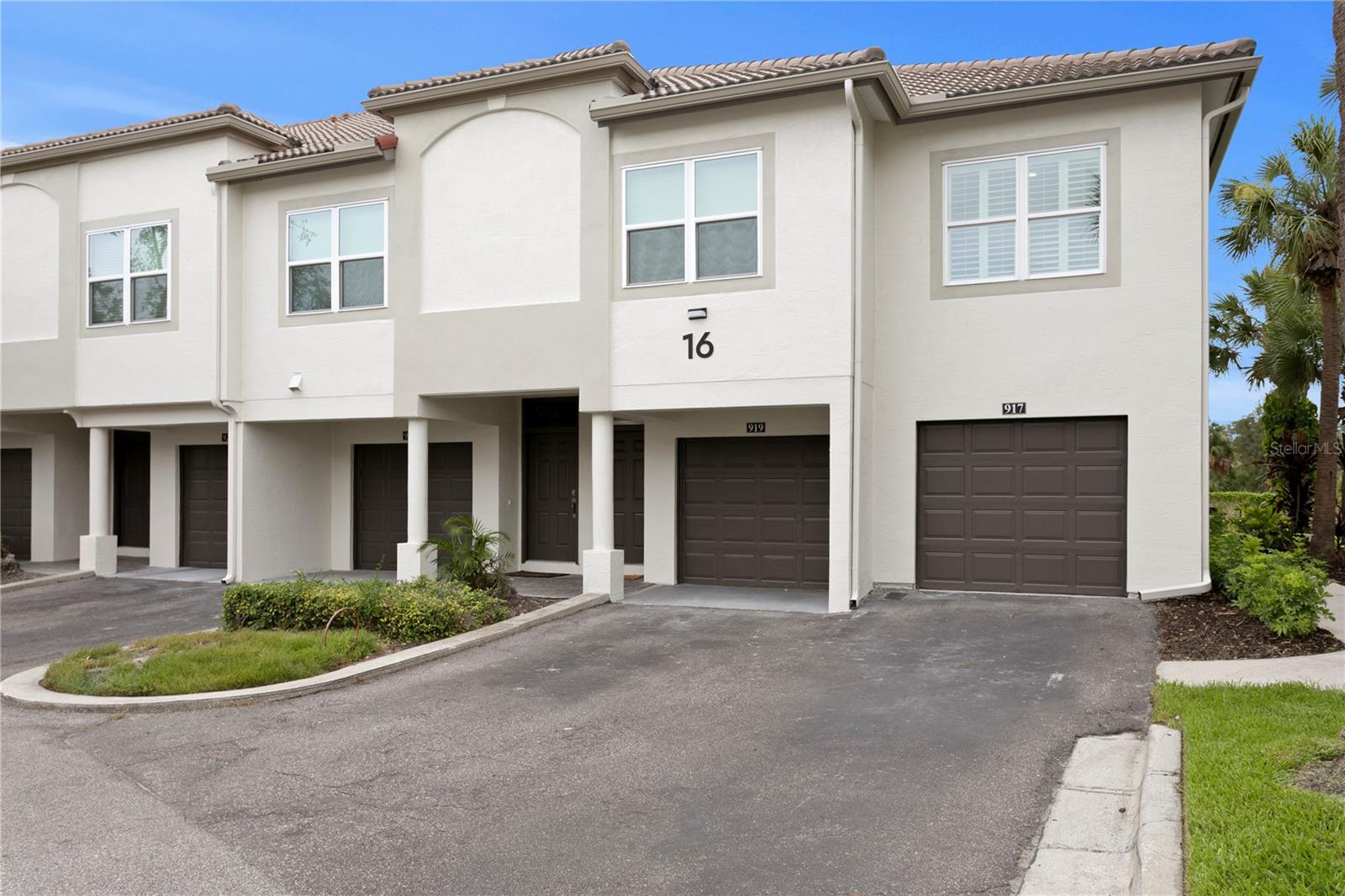 Recent exterior improvements in this community have greatly modernized the look and feel of thecommunity for today’s discerning buyers.