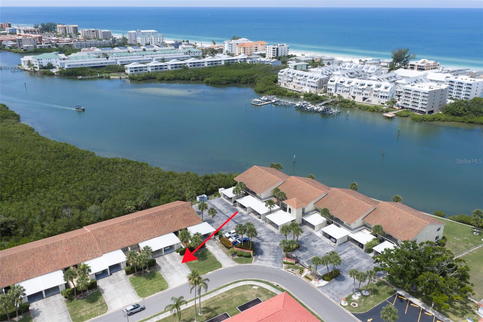 Location, Location! This updated Vlla close to the Intercoastal waterway.