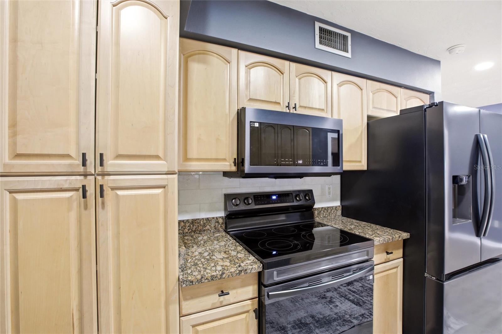 Other wall of kitchen