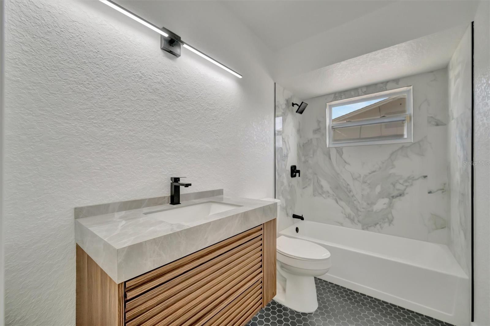 The hallway bathroom between the two bedrooms.