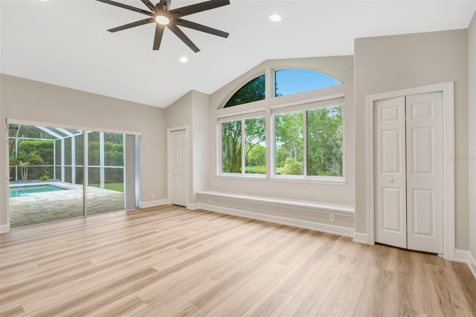 Bonus Room - access pool