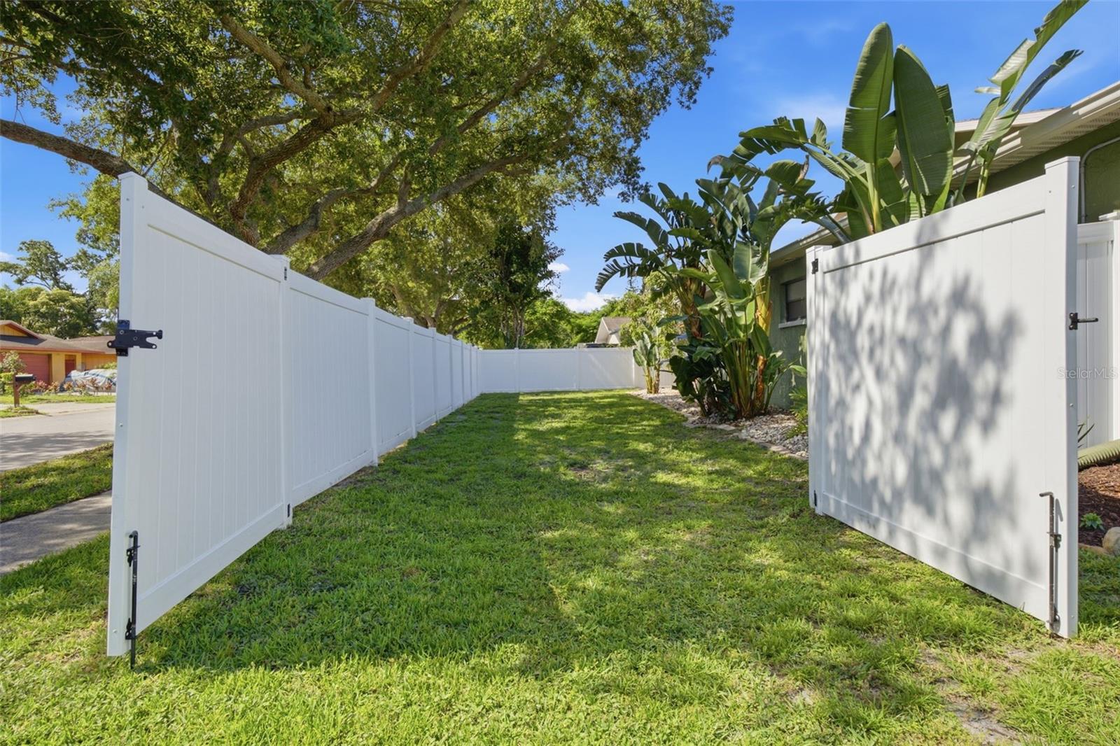 Double gate on the sideyard