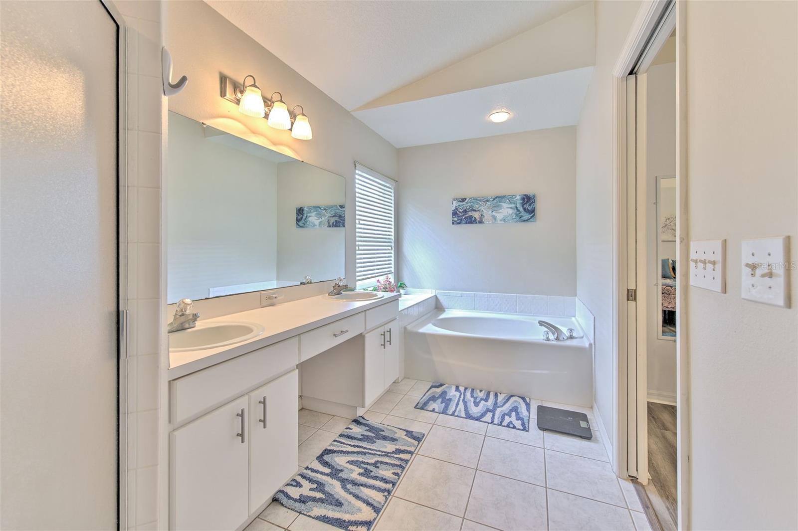 Garden tub in Master