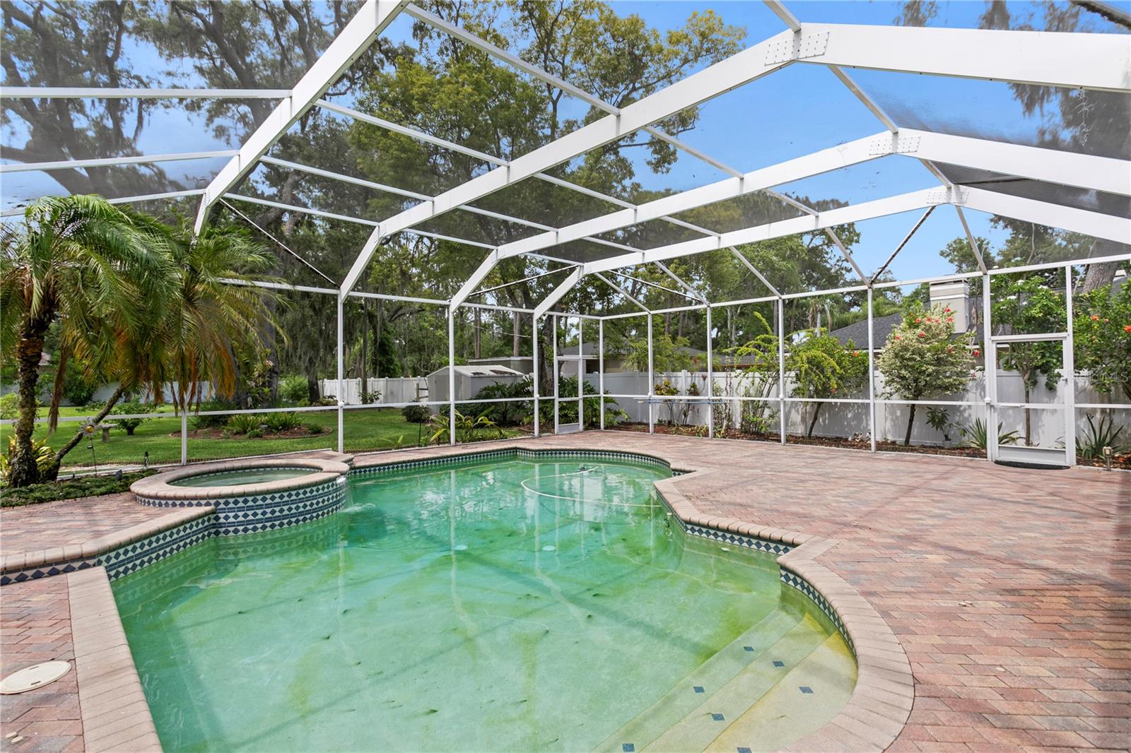 TB8518670