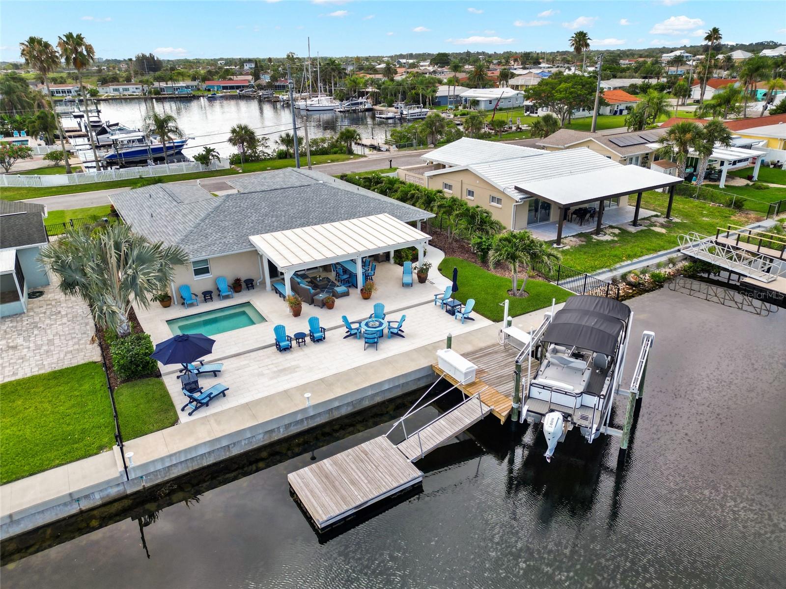LARGE SPACIOUS ENTERTAINING AREA - POOL - FIREPIT - LOUNGE CHAIRS