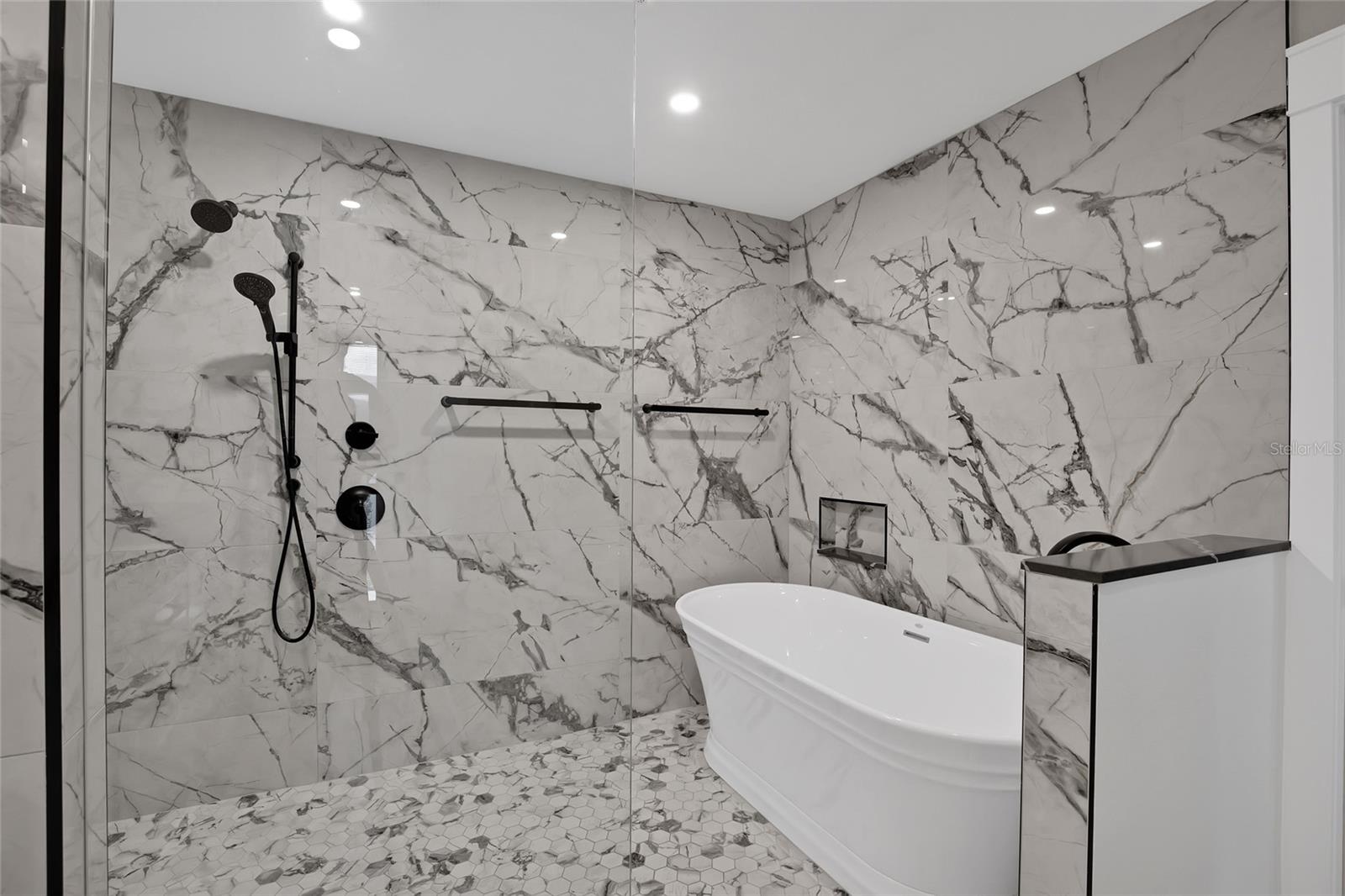 FIT FOR A KING!  LARGE SHOWER | TUB IN PRIMARY BATH