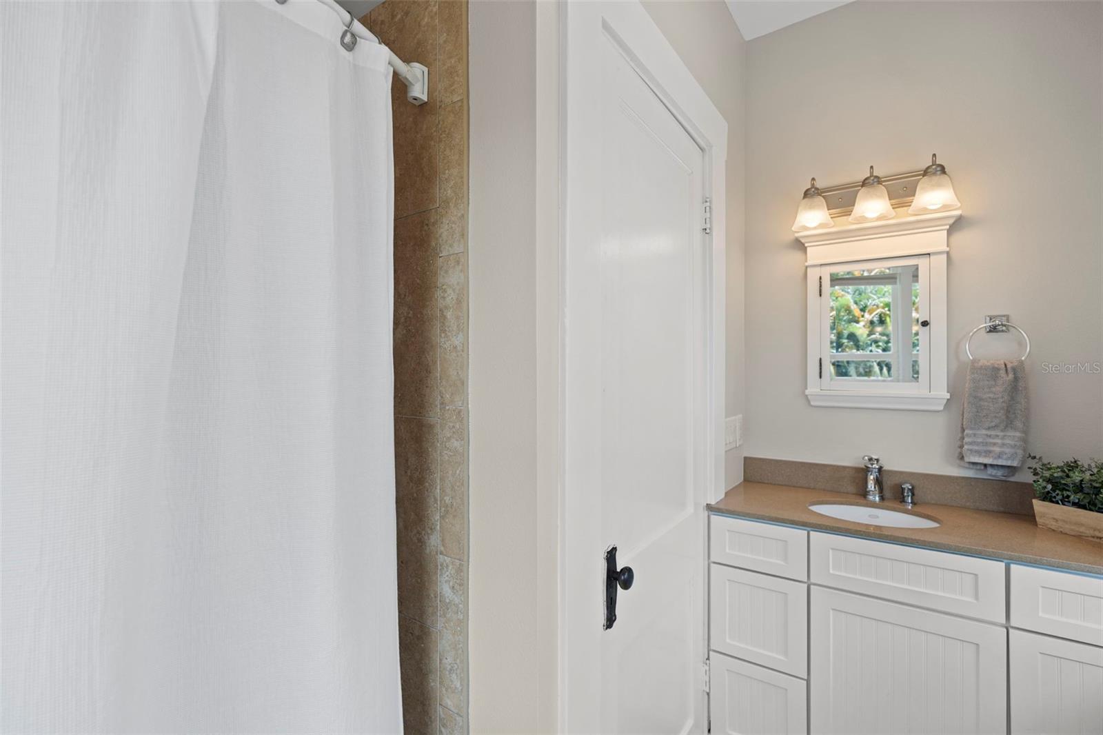 2nd floor full bathroom