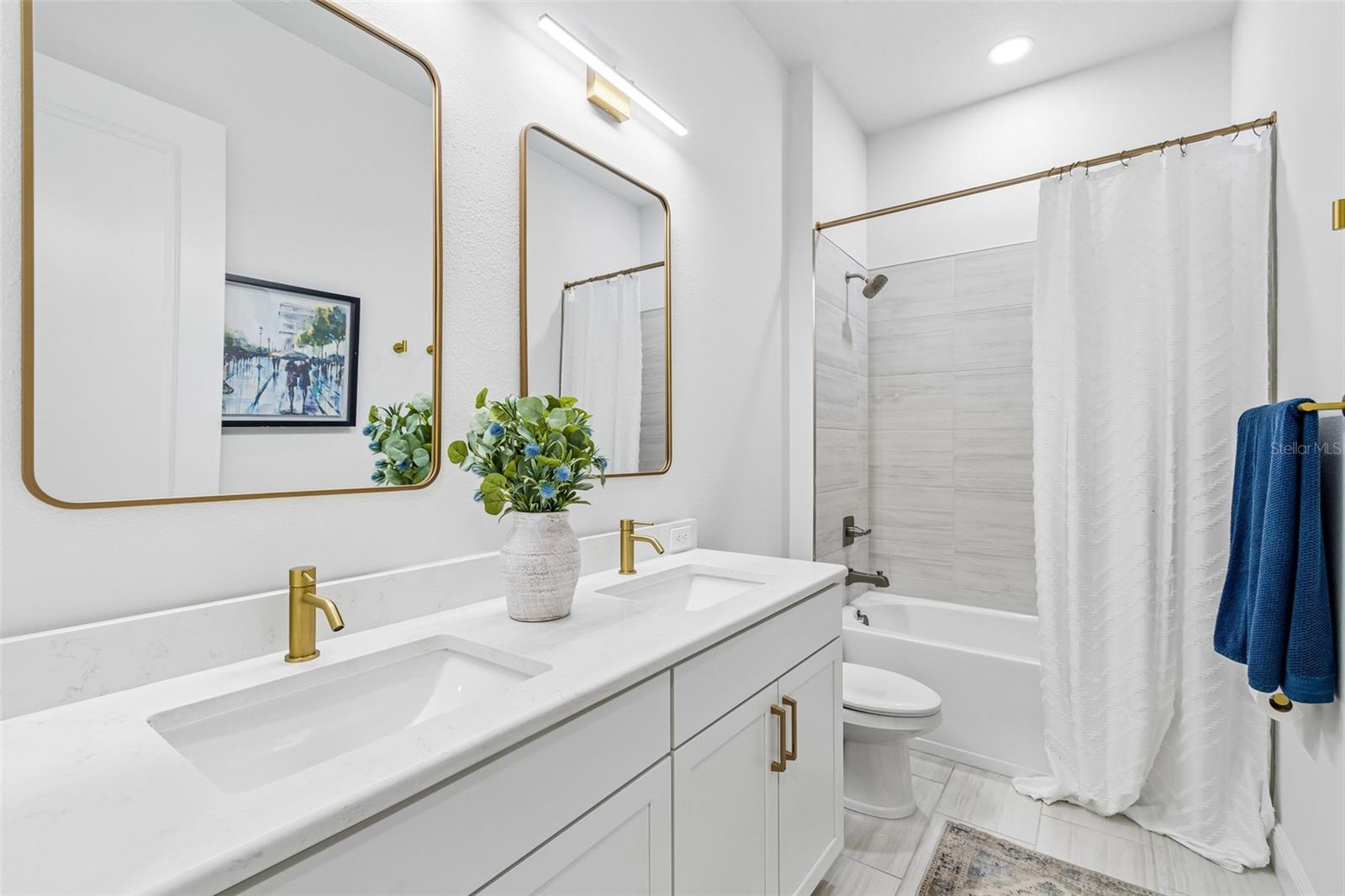 Full Bathroom 2