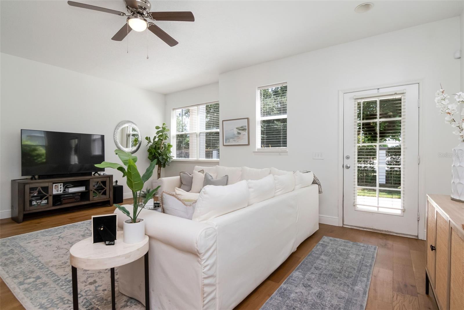 TB8518876