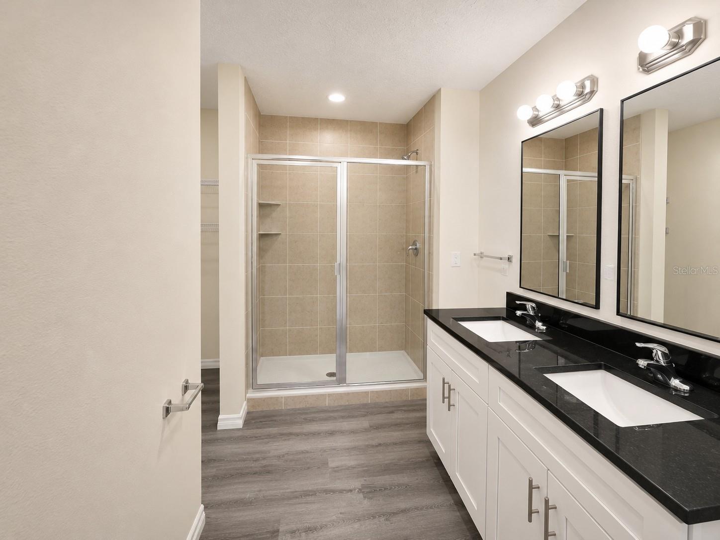 TB8518882