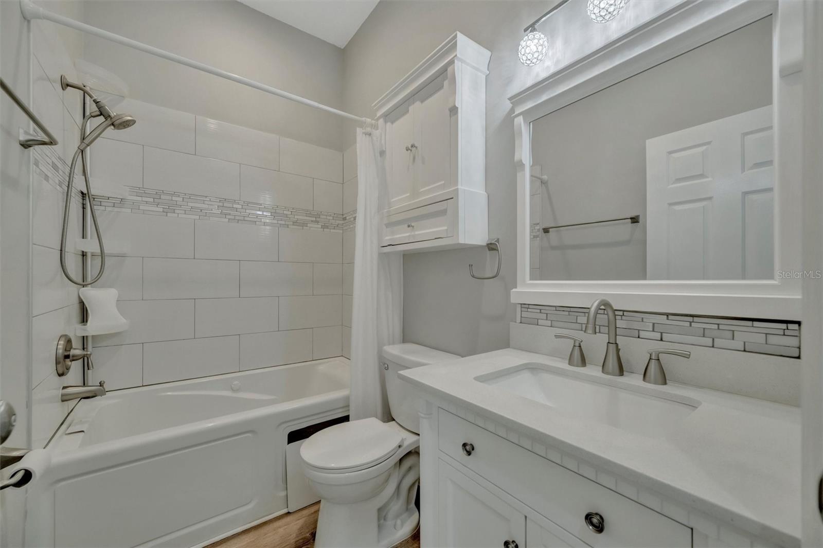 The hallway bathroom upstairs between the 2 guest bedrooms