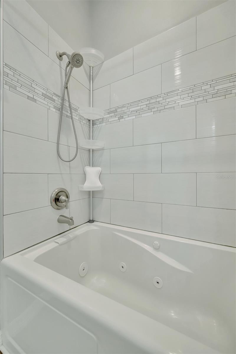 The tub in the 2nd bathroom upstairs