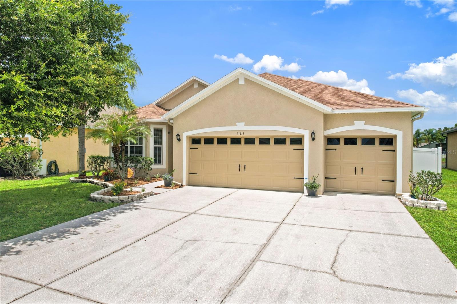 Huge Driveway to accommodate up to 9 average sized cars!