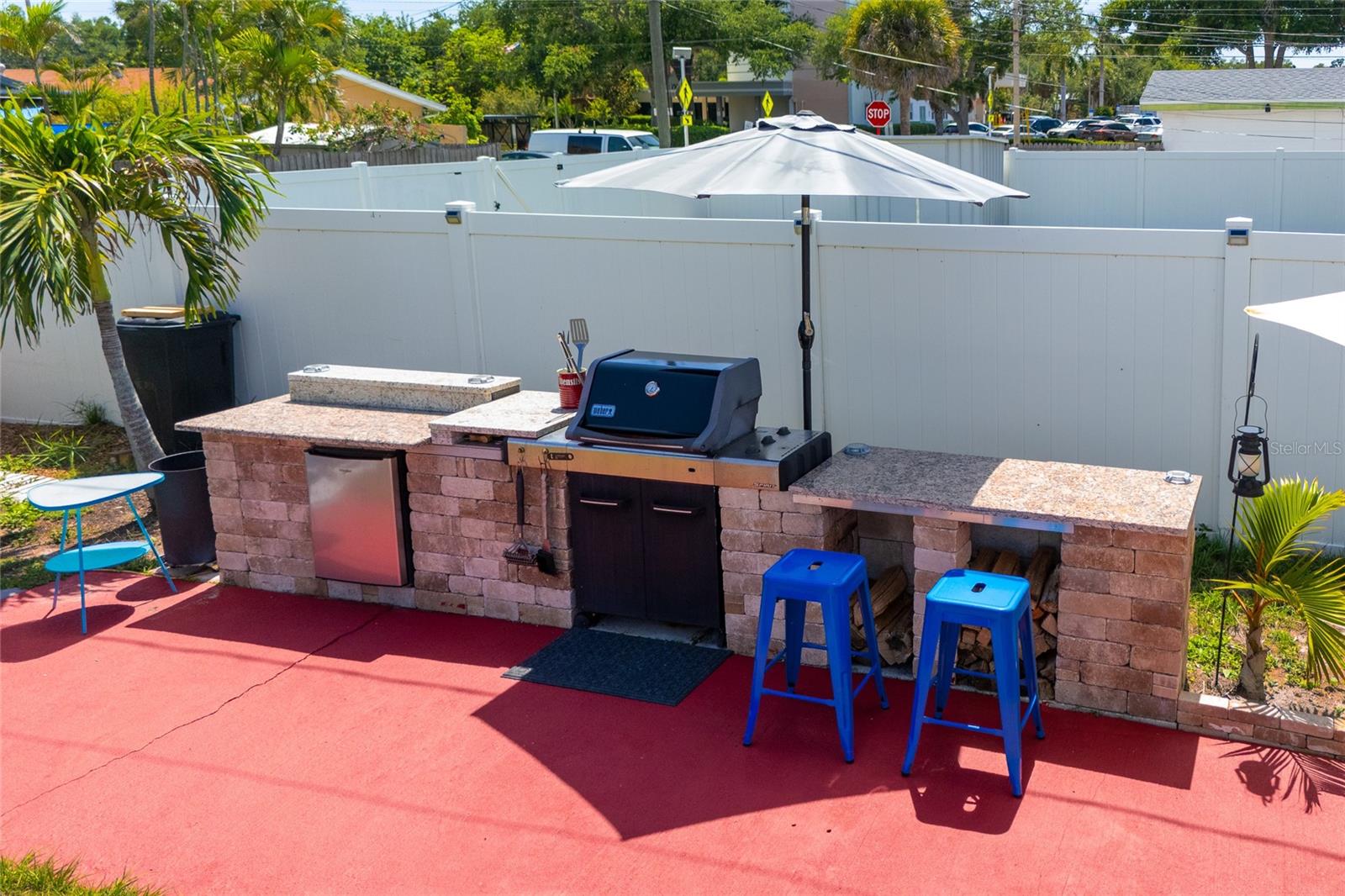 Outdoor Kitchen w/Small Fridge