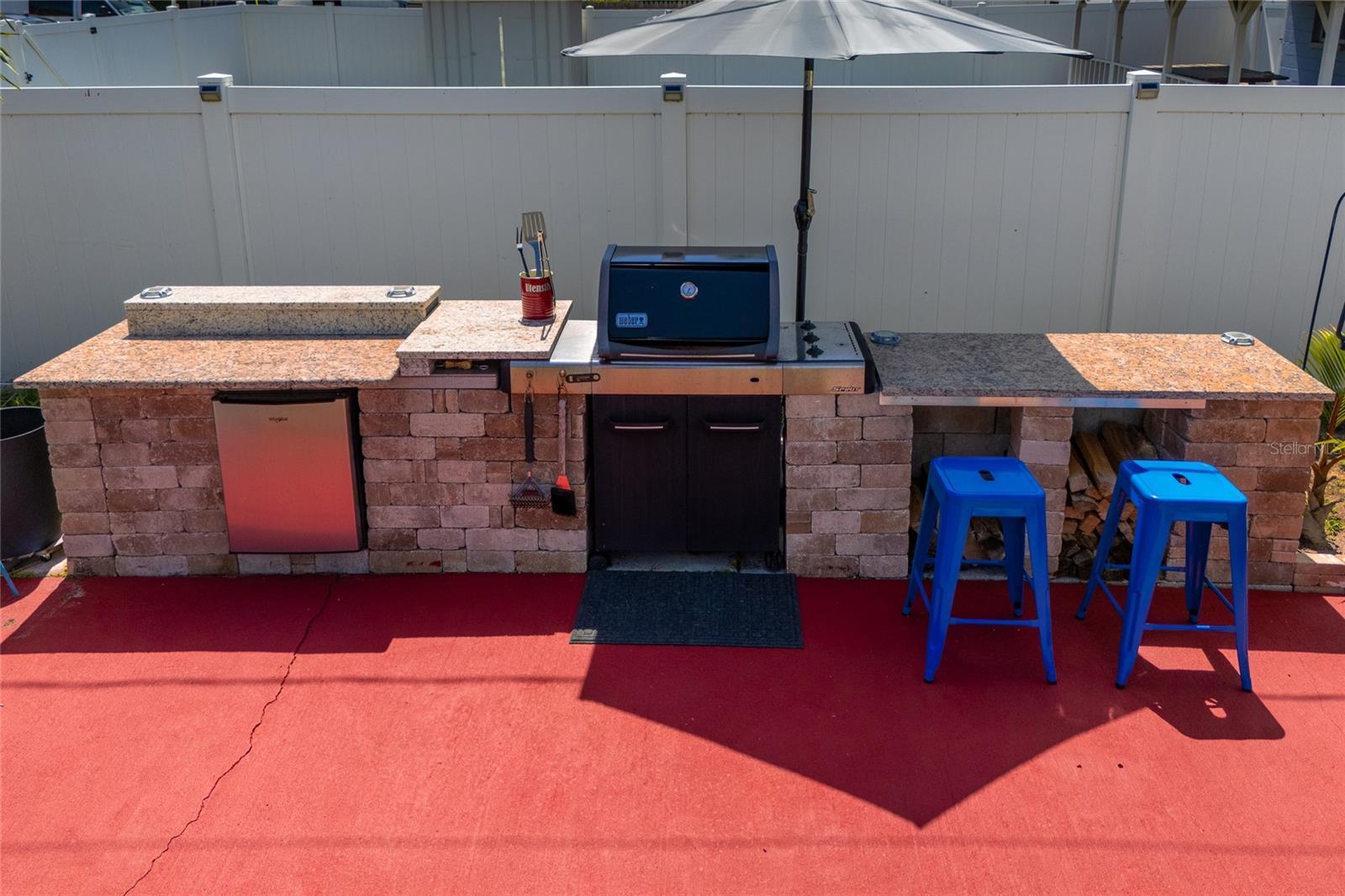 Outdoor Kitchen w/Small Fridge