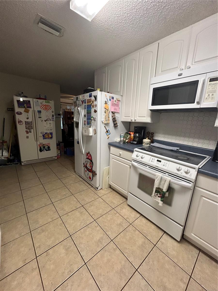 Kitchen Kennmore against the back wall does not convey