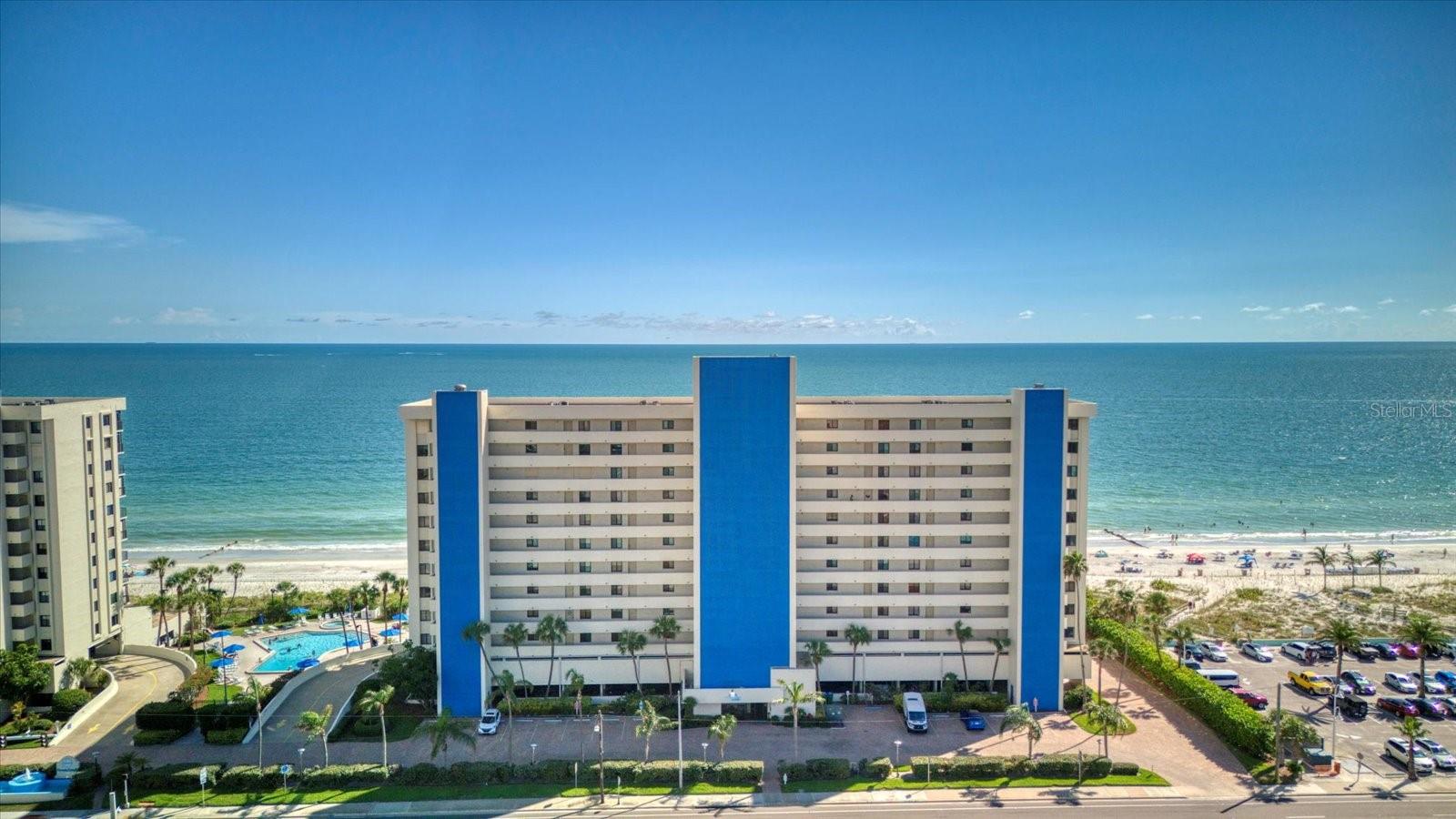 Gorgeous ocean sands directly on the beach