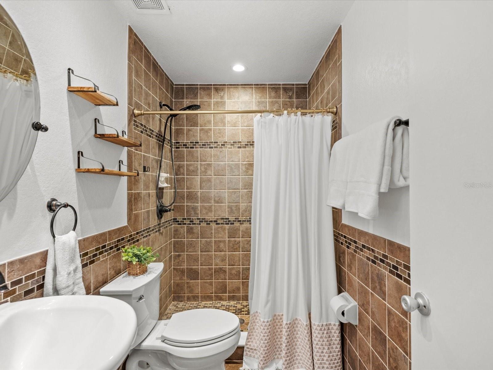 Upstairs full bathroom