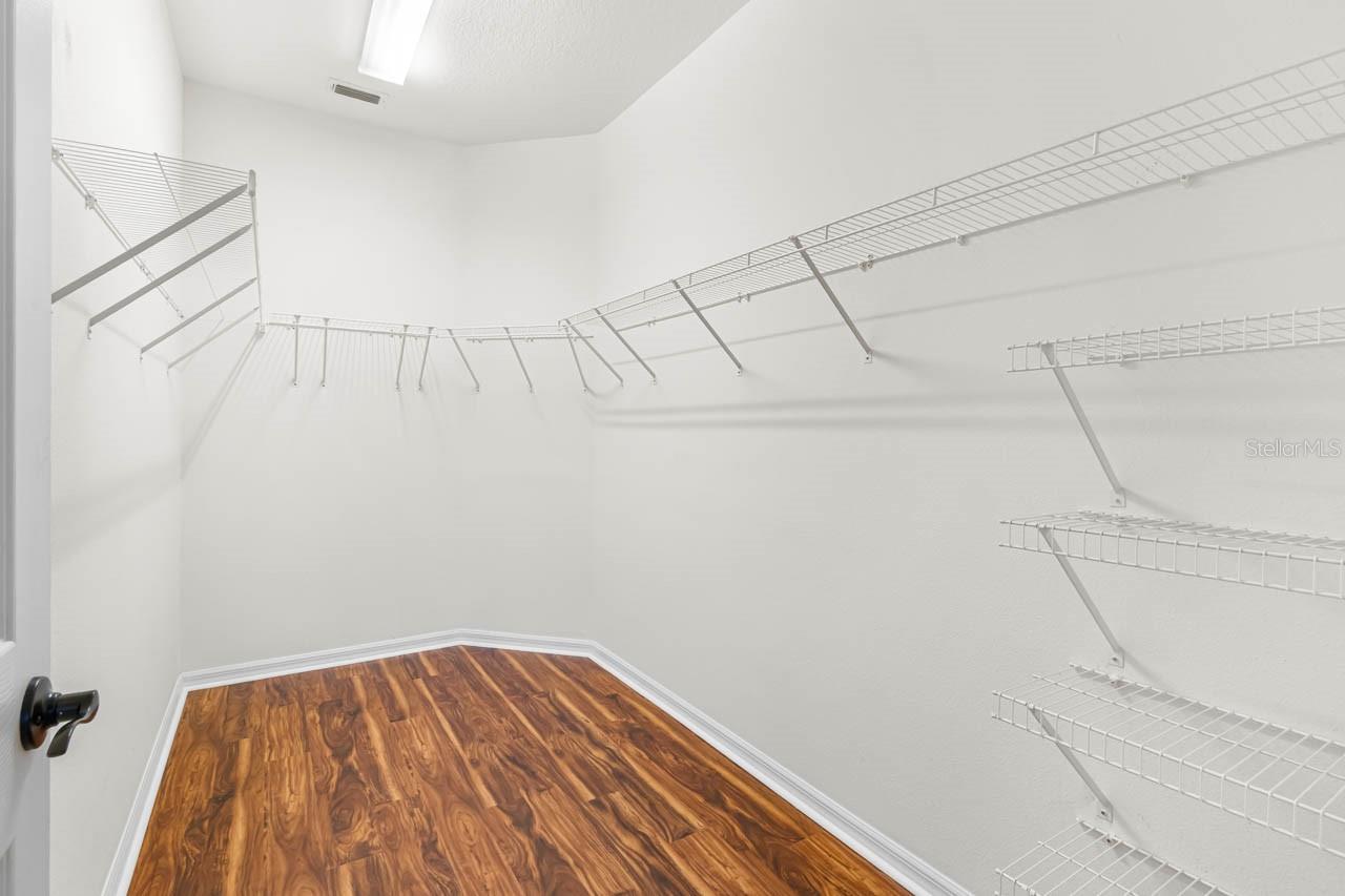 Master Bedroom Walk In Closet