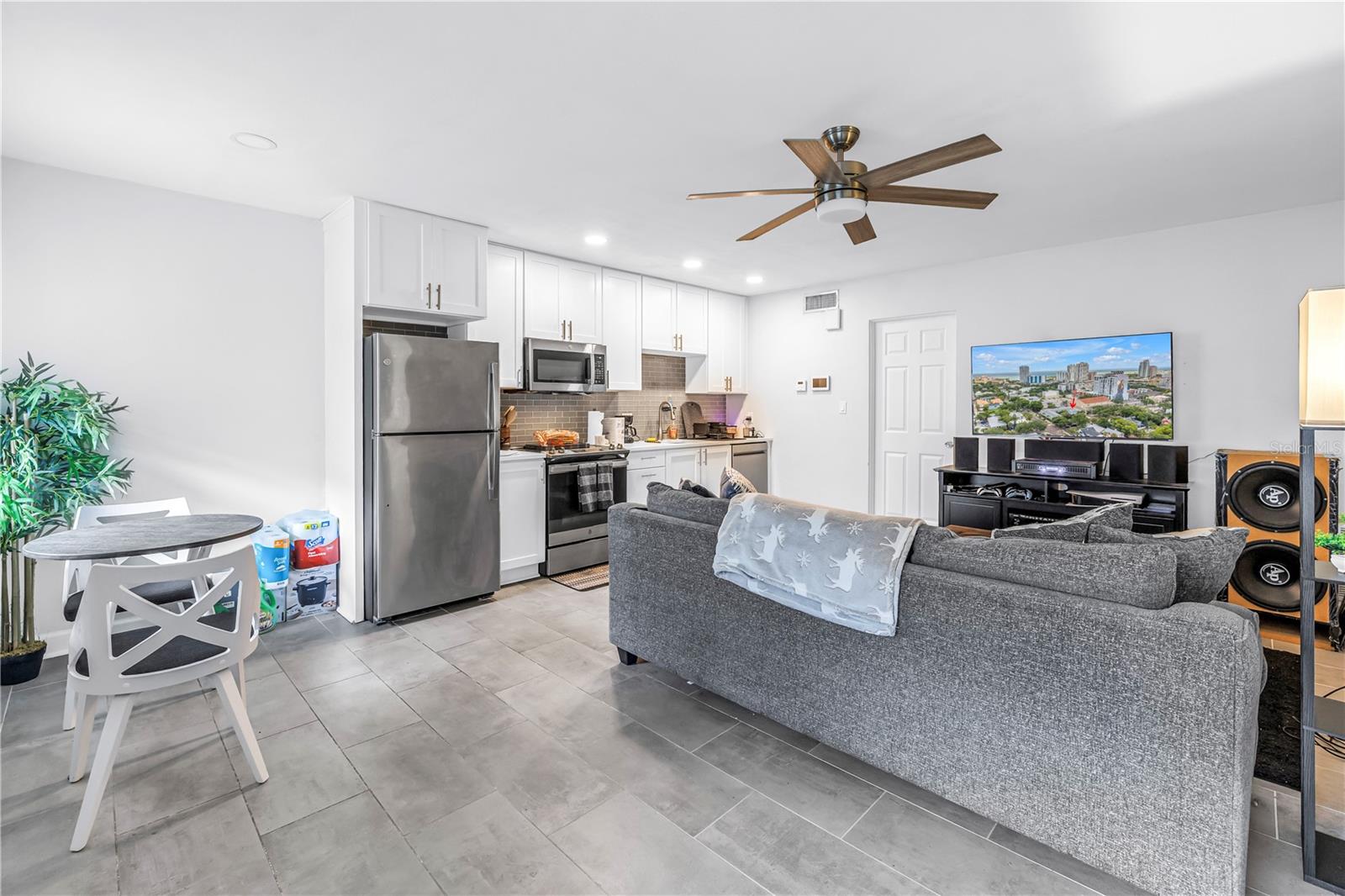 overview of the living, kitchen and dinette