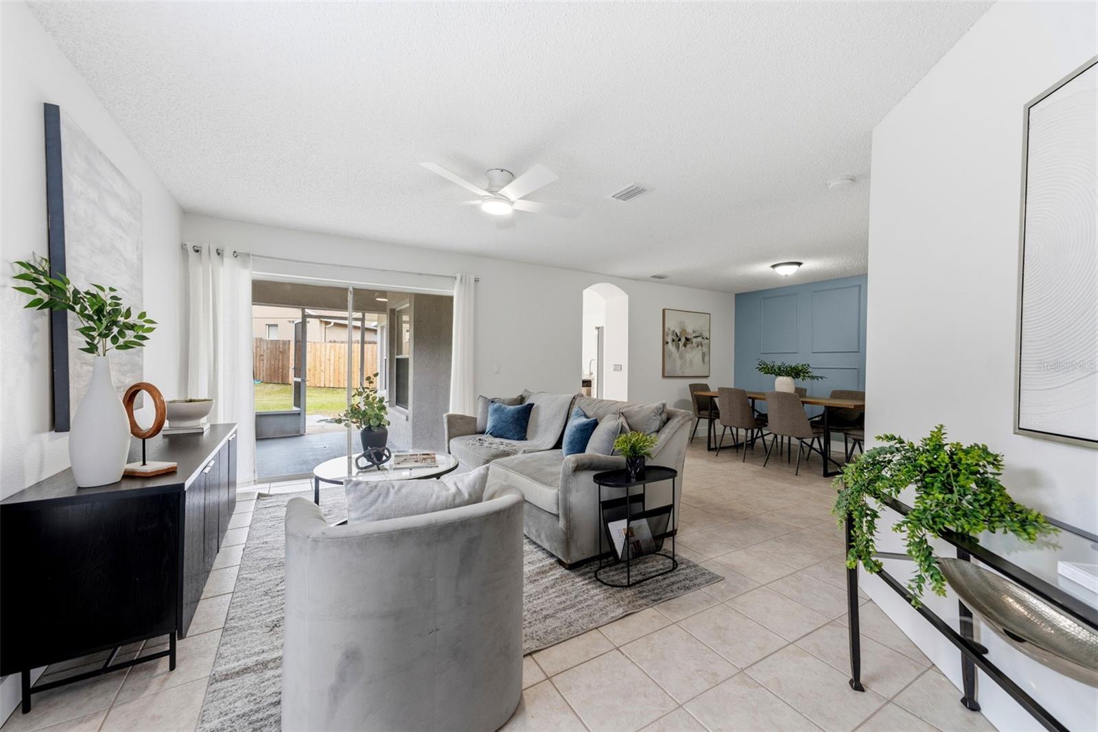 Front entry / Foyer