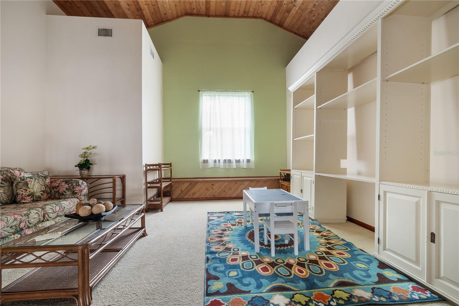 Massive Loft Area - Vaulted Ceilings