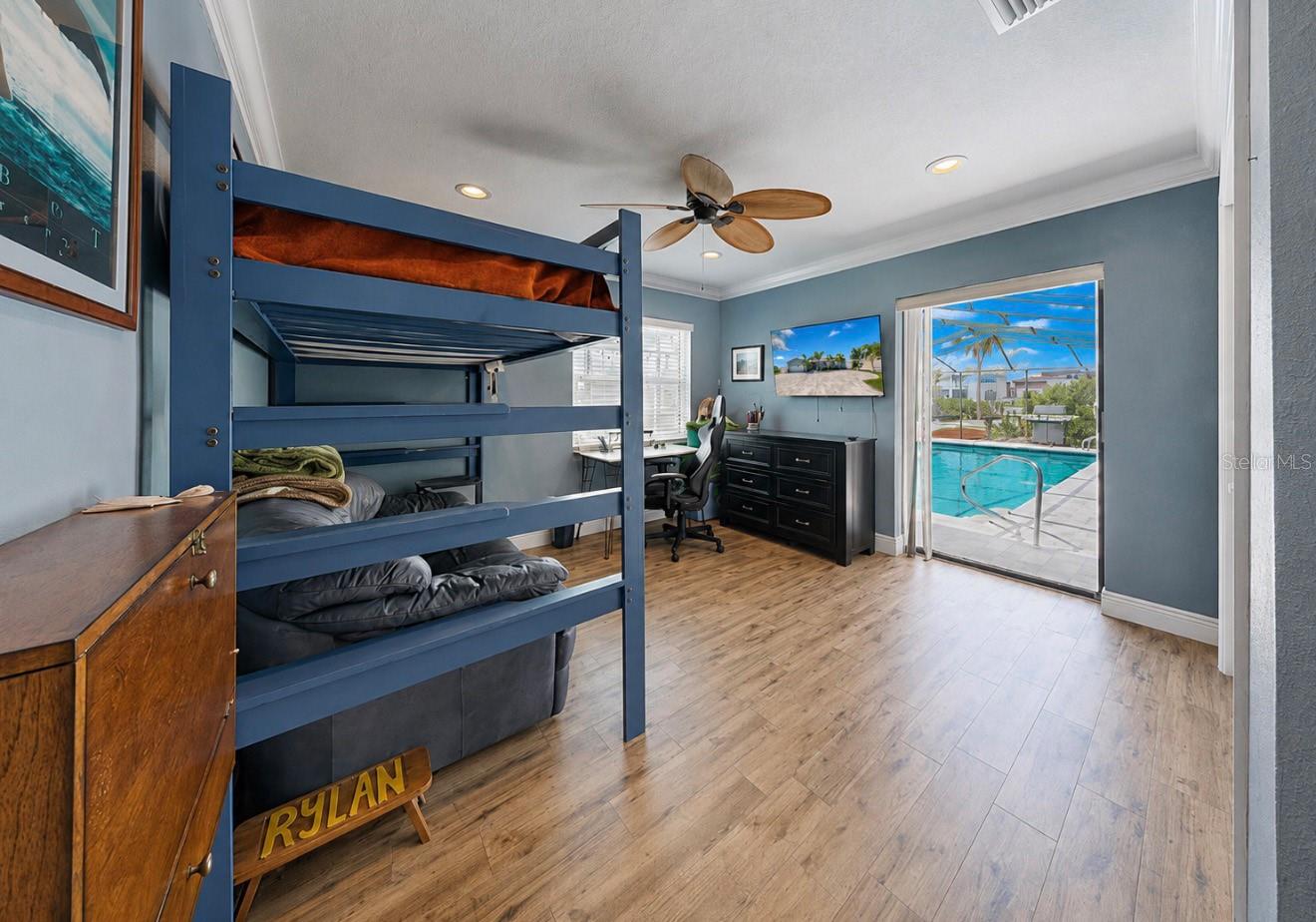 TB8519374