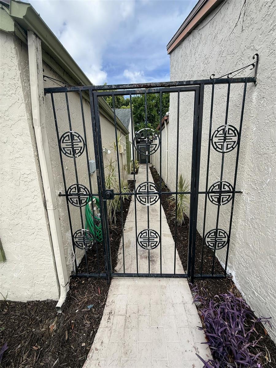 Gate