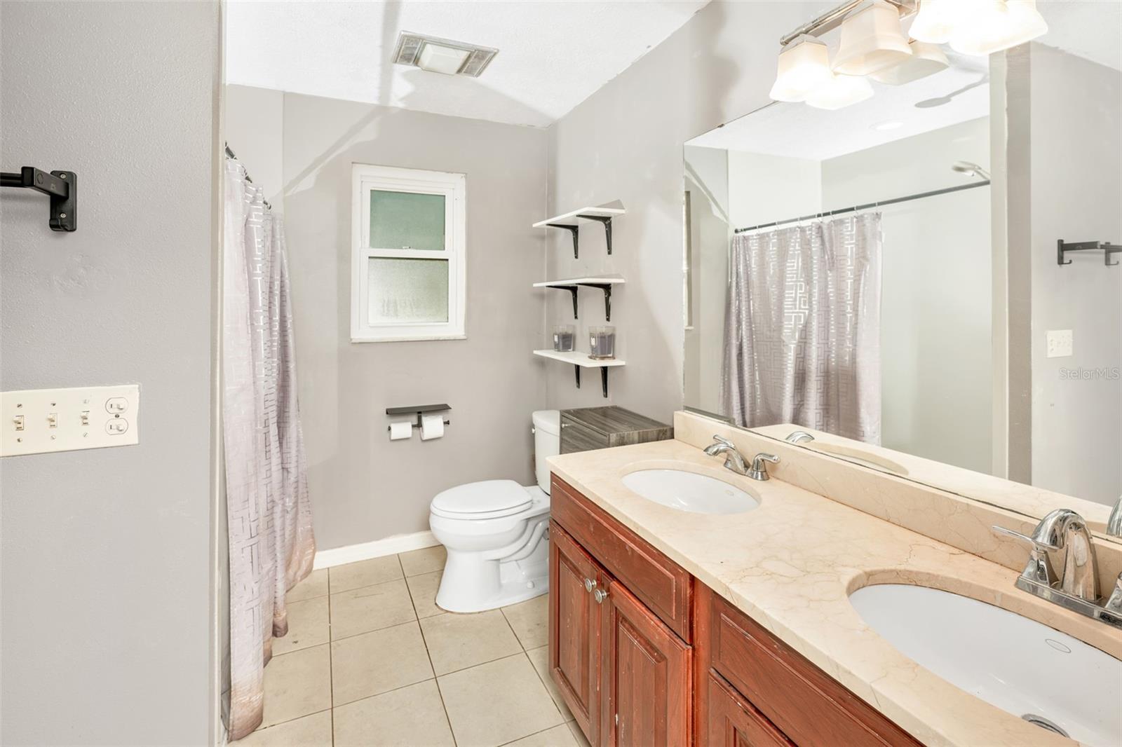 Primary en-suite with dual sinks