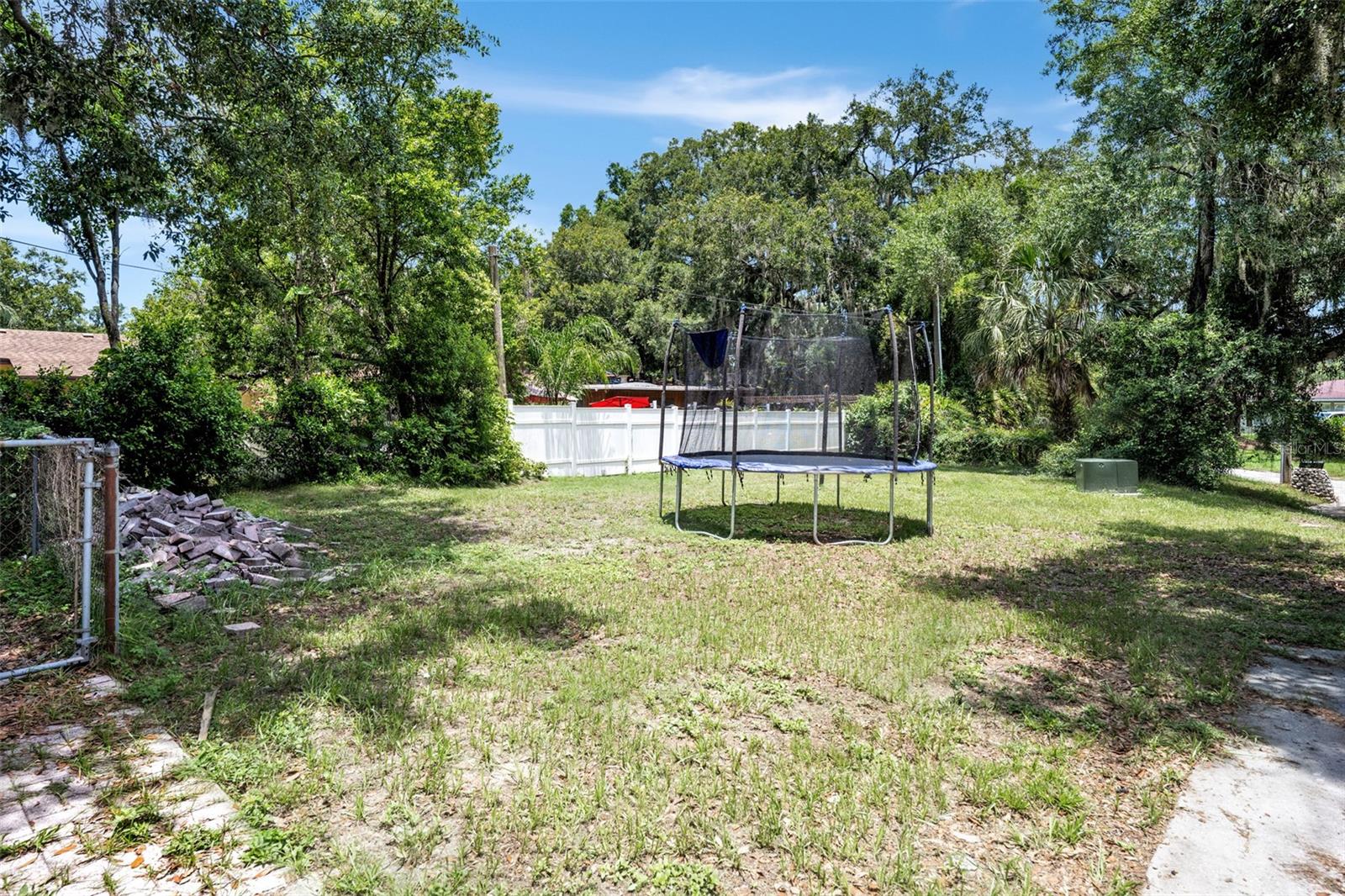 Side yard of 0.25 lot