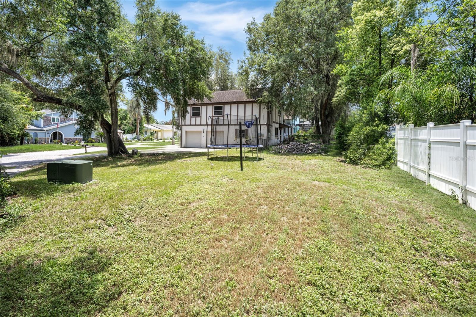 Side yard of 0.25 lot