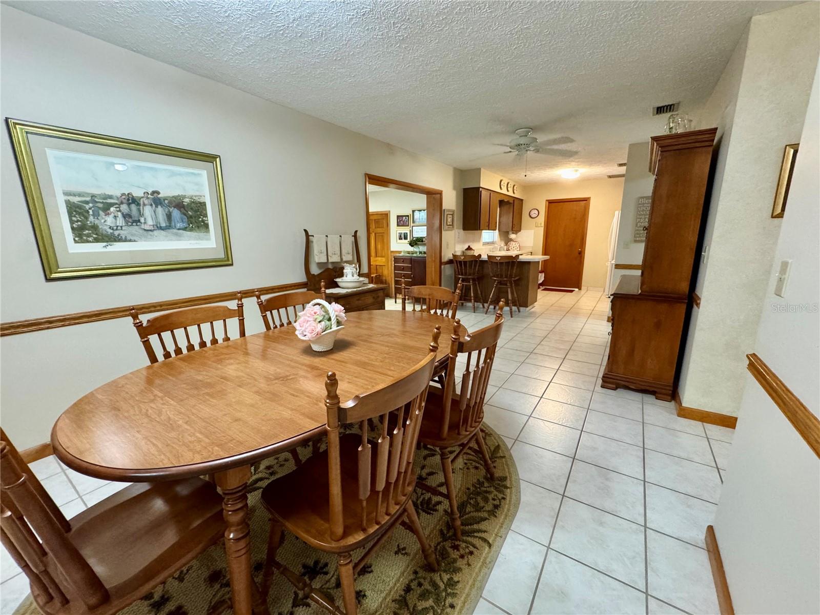 EATING SPACE IN KITCHEN