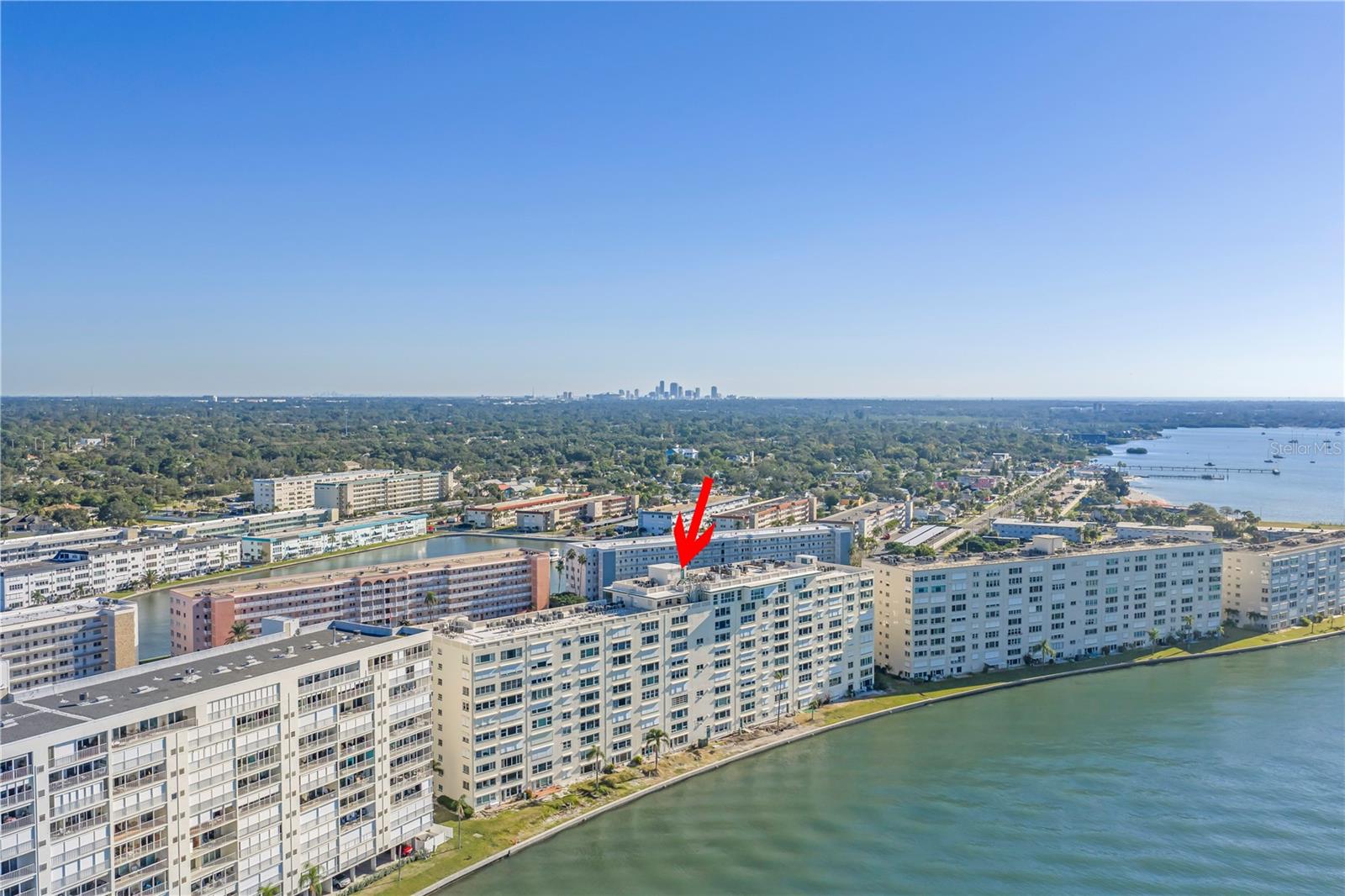 Gulfport walking/riding distance. Downtown ST Petersburg is in the distance 10-15 minute drive