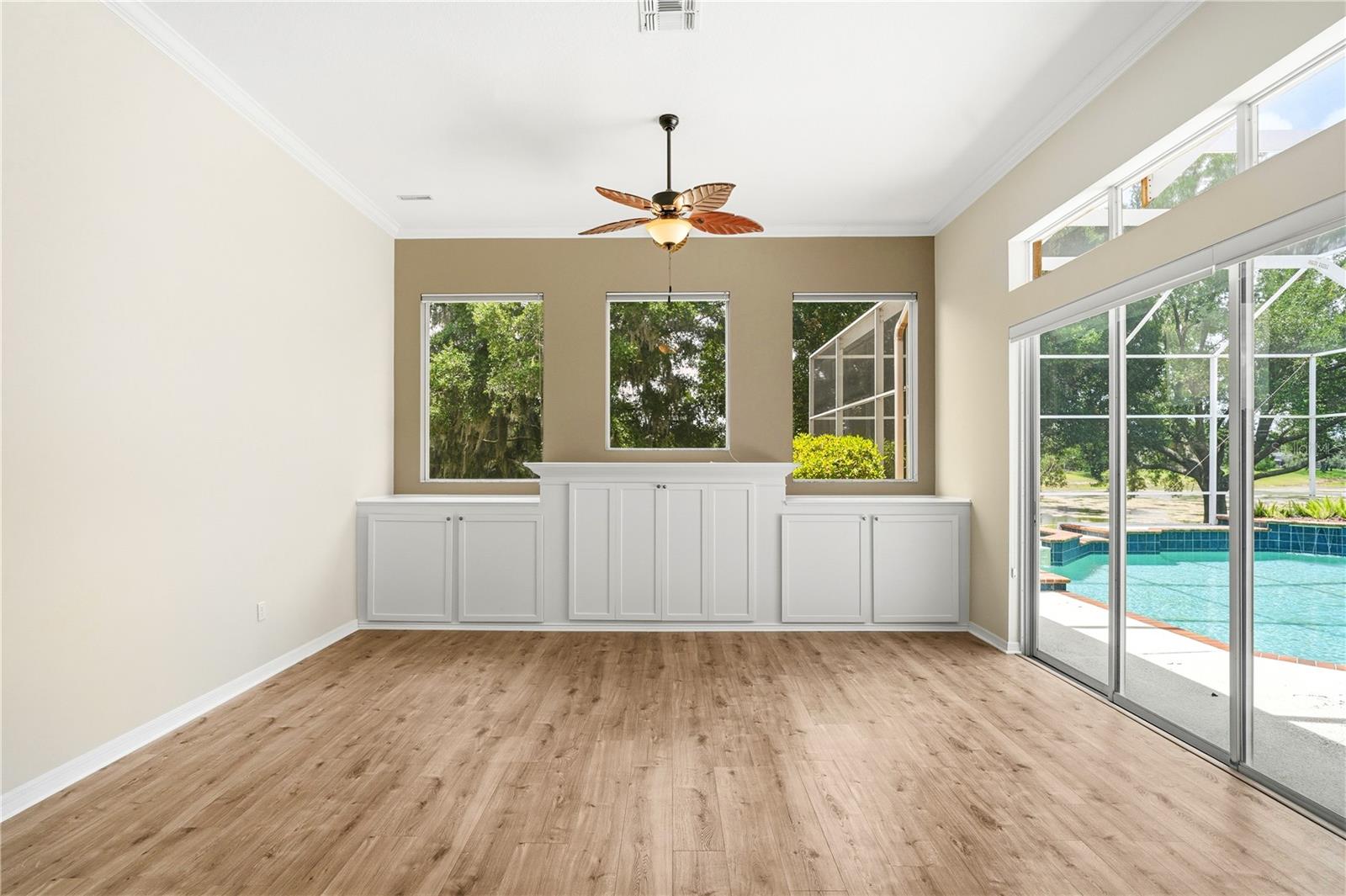 Livingroom view/pool/lake
