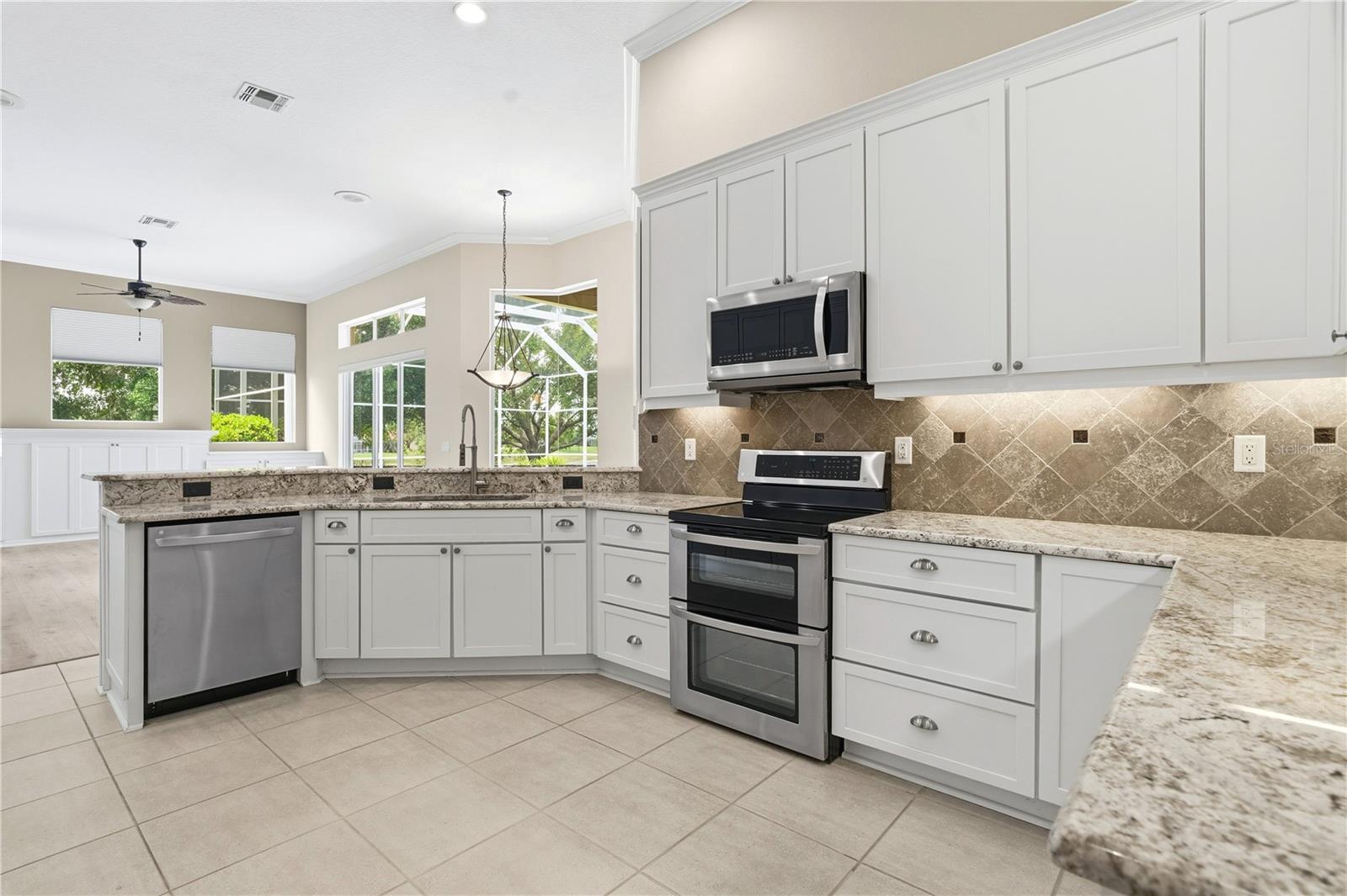 Grand kitchen