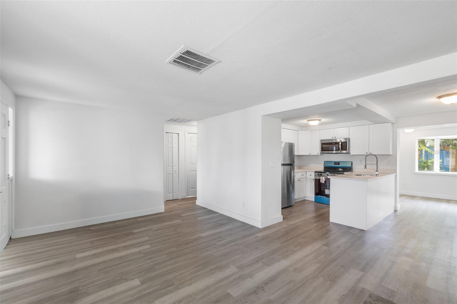 Living room & Kitchen