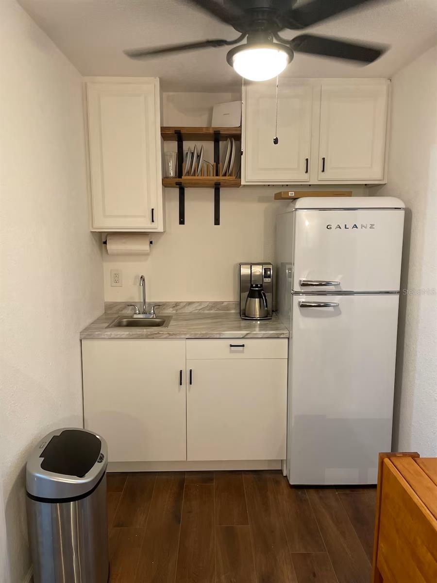 Cute kitchen for second efficiency