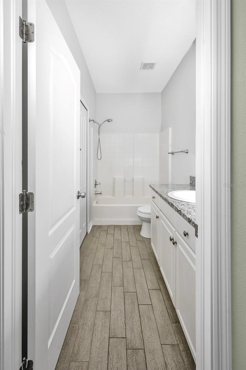 Primary en-suite with granite counters